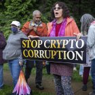 Manifestantes protestan contra la "Cena Cripto" en el club de golf de Virginia del Norte