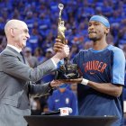 Gilgeous-Alexander recibe el premio MVP de Adam Silver.