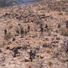 Soldados del Ejército de los EE.UU., 76ª Compañía de Ingenieros, asignados a la Fuerza de Tarea Conjunta-Frontera Sur, adquieren piquetes para la misión de emplazamiento de señales del Área de Defensa Nacional de Nuevo México (NMNDA) cerca de Antelope Wells, Nuevo México, 20 de mayo de 2025. Los materiales se suministraron por vía aérea debido a la austeridad del terreno que restringía las maniobras terrestres. Bajo la dirección del Mando Norte de EE.UU., la Fuerza Operativa Conjunta-Frontera Sur alinea los esfuerzos para sellar la frontera sur y repeler la actividad ilegal y es responsable de operaciones a gran escala, ágiles y en todos los dominios, lo que permitirá operaciones del DoD más efectivas y eficientes.