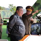 El líder norcoreano Kim Jong Un inspeccionando el entrenamiento táctico integral del Ejército Popular de Corea