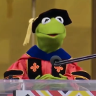 La Rana René ofrece discurso de graduación para estudiantes