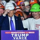 Trump con trabajadores del acero en Pensilvania/ Jim Watson