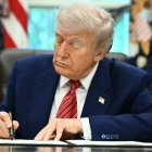 Donald Trump, firmando órdenes ejecutivas