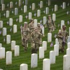 Soldados colocan banderas en las tumbas de los caídos en el Cementerio de Arlington