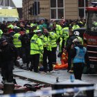Miembros de los servicios de emergencia atienden a miembros del público dentro de un cordón policial en el lugar de un incidente en Water Street, al margen del desfile de la victoria del Liverpool en la Premier League, en Liverpool, noroeste de Inglaterra, el 26 de mayo de 2025. (Foto de Darren Staples / AFP)