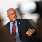 Glenn Ivey da una conferencia de prensa para compartir detalles de su viaje a San Salvado