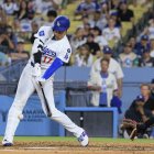 Shohei Ohtani batea en un juego de los Dodgers de Los Angeles