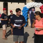 Un joven con una camiseta de campaña de Donald Trump