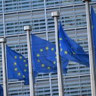 Banderas europeas frente a la sede de la UE en Bruselas.