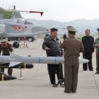 Kim Jong Un junto a armamento aéreo
