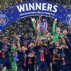 El París Saint-Germain celebra con el trofeo de la Liga de Campeones