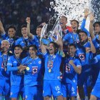 El centrocampista uruguayo del Cruz Azul #15 Ignacio Rivero levanta el trofeo junto a sus compañeros tras ganar la final de la Copa de Campeones de la Concacaf de fútbol entre el Cruz Azul mexicano y el Vancouver Whitecaps canadiense en el estadio Olímpico Universitario de Ciudad de México el 1 de junio de 2025..