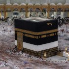 1 de junio de 2025, La Meca, Arabia Saudí: Musulmanes realizan las oraciones de la mañana en la Gran Mezquita durante la peregrinación anual del Hajj en la ciudad santa de La Meca, Arabia Saudí, 2 de junio de 2025).
