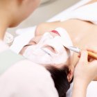 Una mujer se trata en un spa coreano