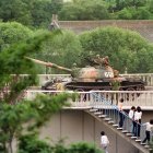 Varios espectadores chinos huyen mientras un soldado les amenaza con una pistola el 5 de junio de 1989, cuando los tanques tomaron posiciones en los cruces clave de Pekín, junto al complejo diplomático. La muerte el 15 de abril del ex líder del partido comunista Hu Yaobang desencadenó una serie de protestas prodemocráticas. En una demostración de fuerza, los dirigentes chinos descargaron su furia y frustración contra los estudiantes disidentes y sus partidarios prodemocráticos. Varios centenares de personas murieron y miles resultaron heridas cuando los soldados irrumpieron en la plaza de Tiananmen durante una violenta represión militar que puso fin a seis semanas de manifestaciones estudiantiles, conocidas como el movimiento de la Primavera de Pekín. Según Amnistía Internacional, cinco años después del aplastamiento del movimiento prodemocrático chino, "miles" de presos seguían en la cárcel.