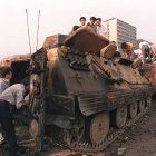 Un grupo de chinos entran en un tanque del Ejército el 4 de junio de 1989