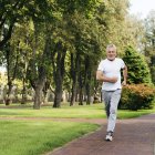 Un hombre realiza una caminata rápida para ayudar a regular la presión arterial