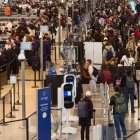 Personas en el Aeropuerto Internacional de Los Ángeles