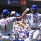 Pete Alonso celebra una carrera