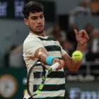 Carlos Alcaraz, frente a Lorenzo Musetti en Roland Garros 2025