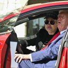 El presidente Donald Trump y el CEO de Tesla Elon Musk ofrecen una conferencia desde un auto.