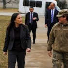La Subsecretaria de las Fuerzas Aéreas, Gina Ortiz Jones, conversa con el Coronel Ariel Batungbacal, comandante del Centro Nacional de Inteligencia Aérea y Espacial, mientras se dirigen al interior del Centro en la Base Wright-Patterson de las Fuerzas Aéreas, Ohio, el 9 de enero de 2023. Durante su visita, Jones se reunió con algunos de los principales expertos en la materia del NASIC, recibió una serie de informes de inteligencia y visitó los laboratorios de explotación de material extranjero del Centro.