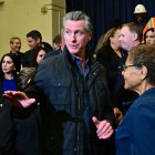 La alcaldesa de Los Ángeles, Karen Bass, se une al gobernador de California, Gavin Newsom, durante una rueda de prensa en la Willard Elementary School de Pasadena, California, el 23 de enero de 2025. Newsom firmará una ley por la que se destinarán 2.500 millones de dólares a apoyar los esfuerzos de respuesta y recuperación de Los Ángeles.