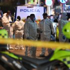 Expertos forenses custodian la escena del crimen tras el atentado al senador colombiano Miguel Uribe