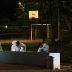 Investigadores inspeccionan el lugar donde el senador y candidato presidencial colombiano Miguel Uribe Turbay fue tiroteado durante un acto de campaña en Bogotá, Colombia, el sábado 7 de junio de 2025.