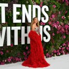 La actriz Blake Lively posa ante las cámaras en la premier de "It ends with us"