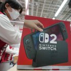 Un cliente adquiere una Nintendo Switch 2 en una tienda de Japón