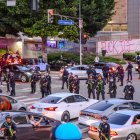 Las protestas contra ICE continúan el 10 de junio de 2025 en el centro de Los Ángeles, alrededor de los edificios federales donde ICE lleva a los presuntos inmigrantes ilegales para ser detenidos.