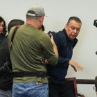 El senador estadounidense Alex Padilla, demócrata por California, es retirado de la sala tras interrumpir una rueda de prensa con la secretaria del Departamento de Seguridad Nacional, Kristi Noem, en el Wilshire Federal Building de Los Ángeles el 12 de junio de 2025.