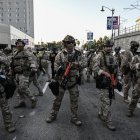 Agentes de cuerpos de protección estadounidense custodian los edificios federales