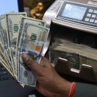 Una máquina de conteo de divisas, con dólares