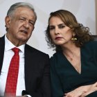 Andrés Manuel López Obrador (izq.),con su esposa, Beatriz Gutiérrez Müller