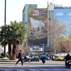 Iraníes pasan junto a un cartel antiisraelí en la Plaza Palestina de Teherán