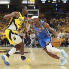 Gilgeous-Alexander, de los Thunder, avanza frente a un rival