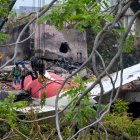 Operarios trabajan para quitar los restos del avión siniestrado