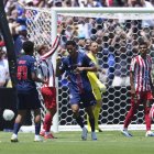 Senny Mayulu, del Paris Saint-Germain, celebra tras marcar el tercer gol de su equipo durante el partido de fútbol del grupo B del Mundial de Clubes entre el PSG y el Atlético de Madrid en Pasadena, California, el domingo 15 de junio de 2025.