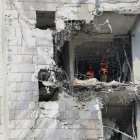 Cuerpos de seguridad verifican los daños causados en Israel por los misiles iraníes