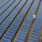 Unos trabajadores comprueban los paneles solares de una central fotovoltaica en el tejado de una fábrica del condado de Changxing, en la provincia de Zhejiang, al este de China.