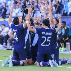 Oscar Santis #18 de Guatemala celebra su gol y forma un círculo de oración con sus compañeros de equipo durante el partido de la Copa Oro de la CONCACAF 2025 contra Jamaica el lunes 16 de junio de 2025 en el Dignity Health Sports Park en Carson, California.
