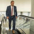 El senador republicano Mike Lee sube las escaleras mecánicas hasta el hemiciclo del Senado para votar en el edificio del Capitolio de Estados Unidos en Washington, DC, el miércoles 5 de enero de 2022