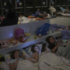 Israelíes se refugian de los ataques iraníes en una estación del metro cerca de Tel Aviv