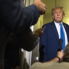 Trump habla con reporteros desde el Air Force One