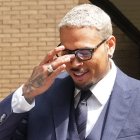 Chris Brown, a su salida de un tribunal del Reino Unido