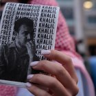 Un manifestante pide la liberación de Mahmoud Khalil