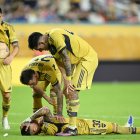Los jugadores de Boca Juniors se lamentan tras el gol de Olise