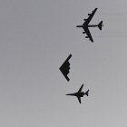 Imagen de archivo de bombarderos B-52H Stratofortress, B-2 Spirit y B-1B Lancer